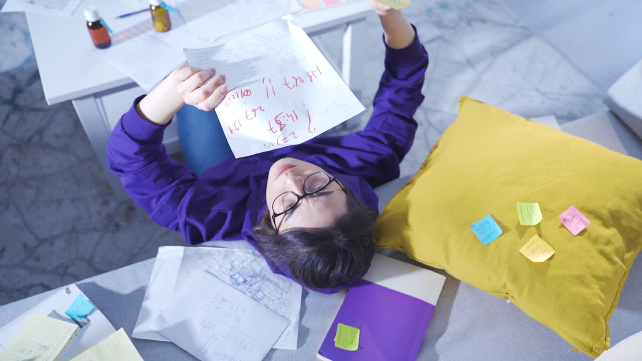 una colegiala infeliz y deprimida.