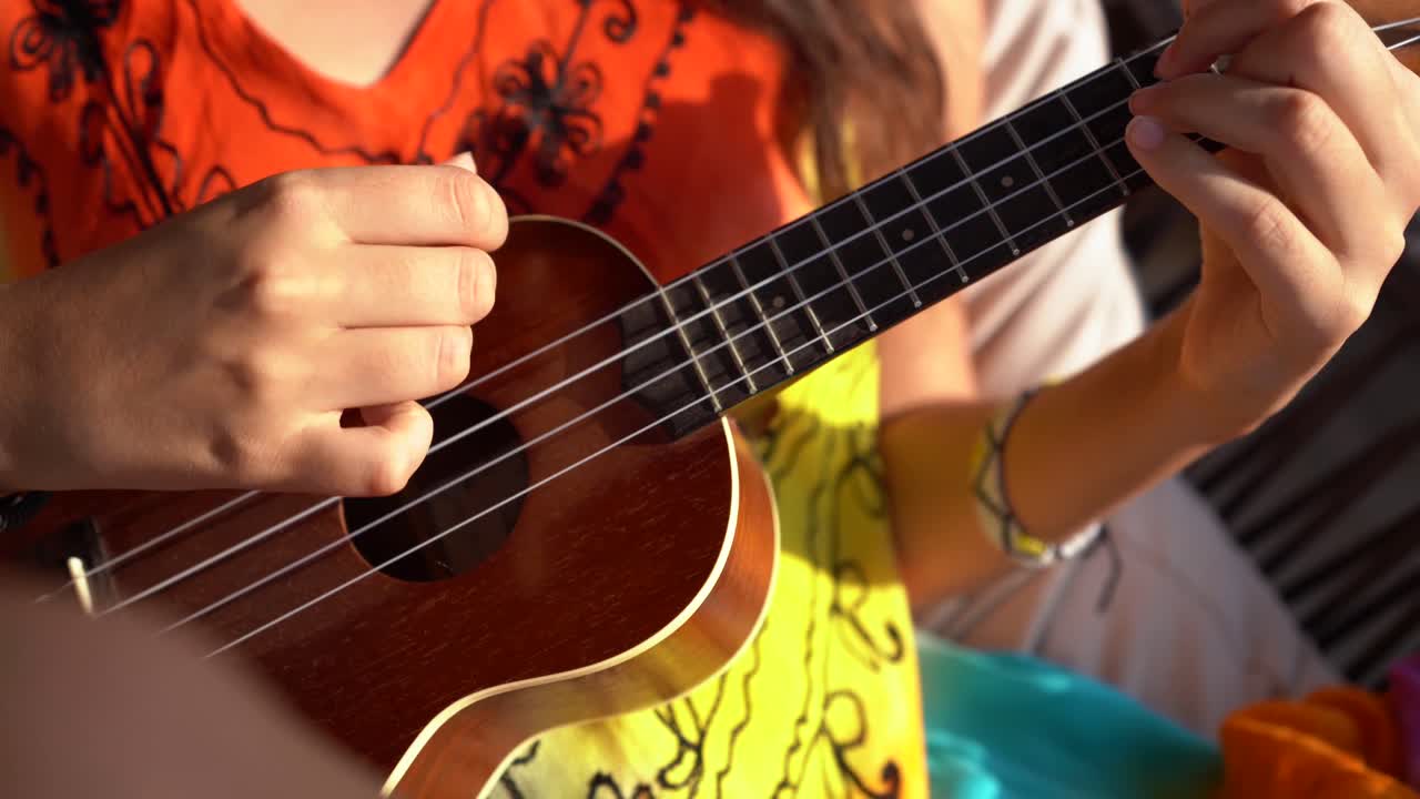 mujer tocando el ukelele de cerca