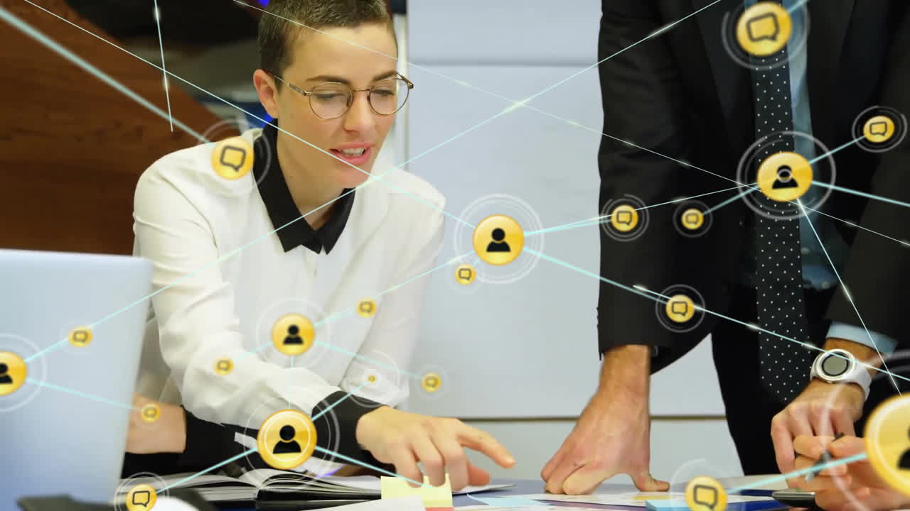 анимация сети связей через кавказских бизнесменов, обсуждающих работу в офисе.