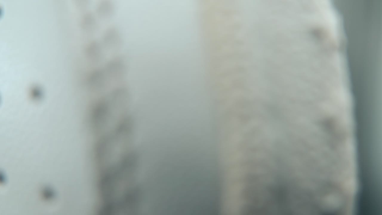 백색 스니커 발바닥의 매크로 추적, 360 회전 스탠드에 미니어처 신발 디스플레이, 반사, 구 텍스처, 스포츠 의류 디자인, 전문적인 조명, 영화 4k 비디오