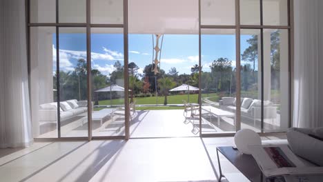 Sala-De-Estar-De-Villa-De-Lujo-Que-Se-Abre-A-Una-Impresionante-Piscina-Y-Terraza-Con-Jardín