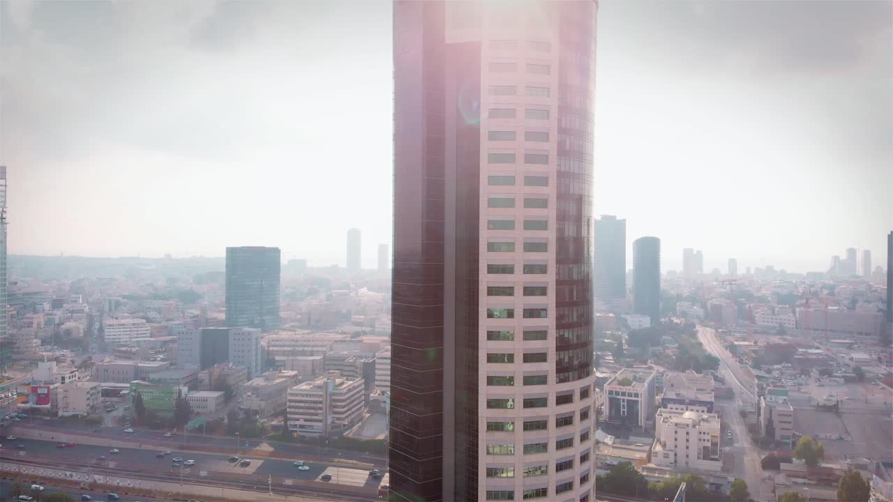 городской горизонт с высокой башней