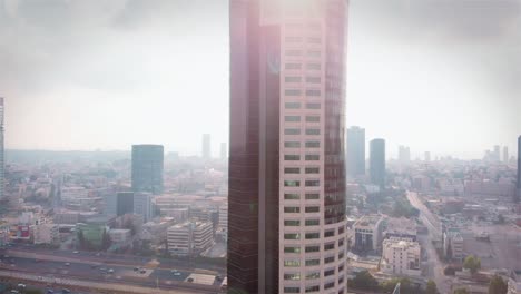horizonte de la ciudad con una torre alta