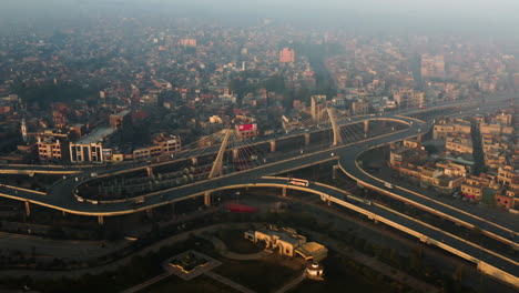 Vista-Superior-De-La-Gran-Rotonda-Durante-El-Amanecer-En-Lahore,-Pakistán---Toma-Aérea-De-Drones