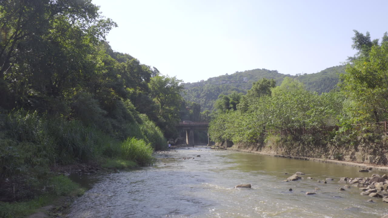 excavadoras están trabajando en el arroyo