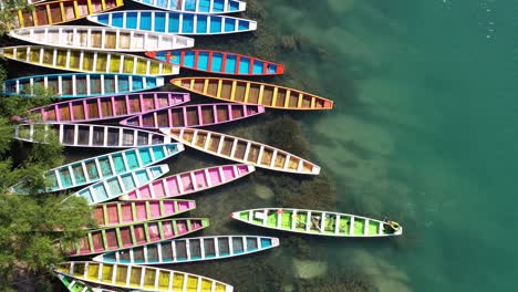 botes coloridos estacionados en el río tamasopo, san luis potosí, méxico