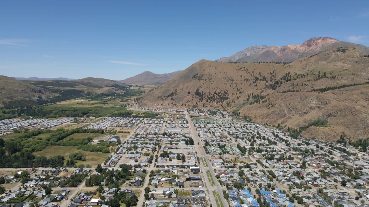 pan izquierda del valle de esquel ubicado entre bosques y montañas andinas, patagonia argentina
