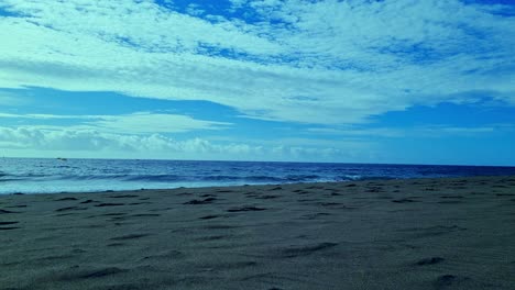 Aufnahme-Von-Wellen,-Die-An-Einem-Sonnigen-Tag-Am-Strand-Von-El-Medano,-Teneriffa,-Kanarische-Inseln,-Spanien,-Zusammenbrechen