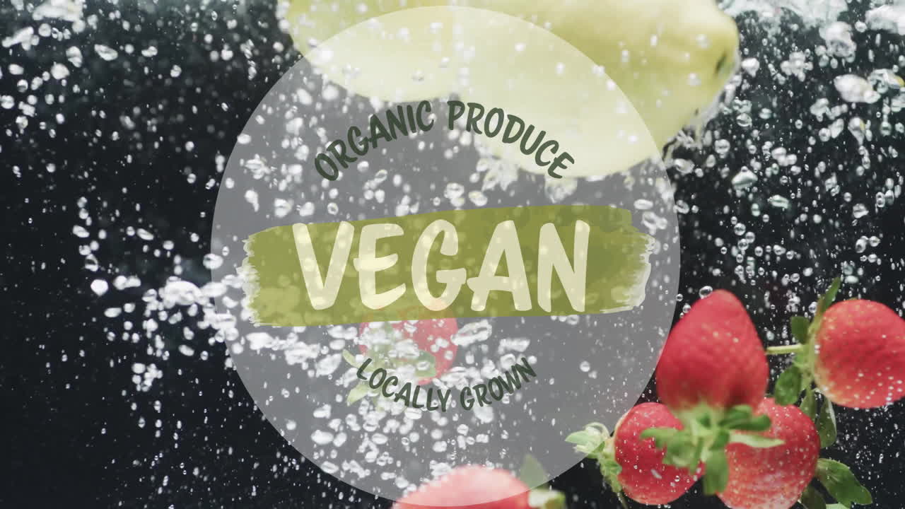 animación de texto de comida vegana sobre fruta que cae en el fondo del agua