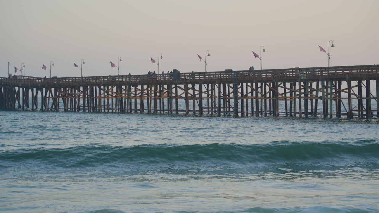캘리포니아 남부에 위치한 태평양을 통해 파도가 굴러갈 때 벤추라 부두 끝까지 패닝 샷