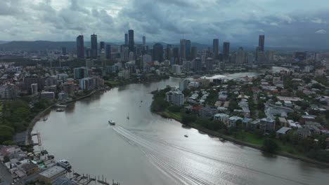 brissy brisbane ciudad río muelle citycat transbordadores barcos australia avión no tripulado sur banco parque horizonte rascacielos grúas mañana sol nubes lluviosas austria verano otoño invierno movimiento hacia arriba
