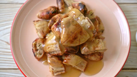plátanos a la parrilla con salsa de caramelo de coco en el plato