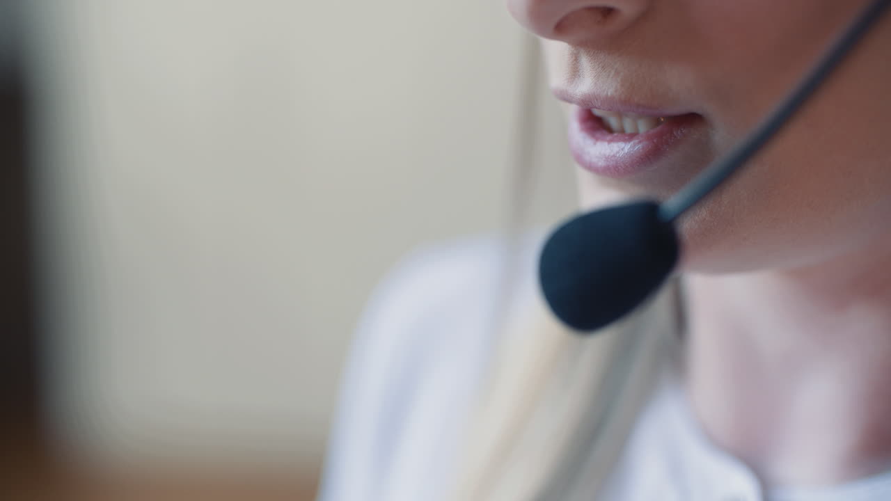 Primo piano di donna che lavora in call center 4