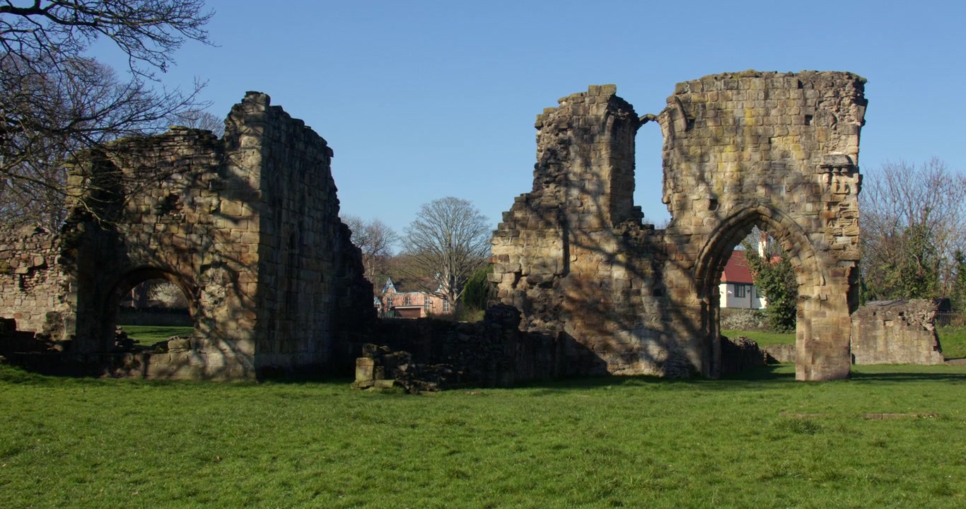 Ampia zoomata del prospetto lato nord dell'Abbazia di Basingwerk