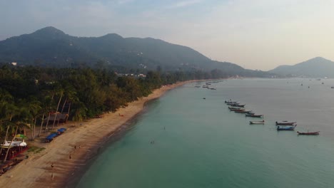 La-Playa-Al-Atardecer-Se-Transforma-En-Un-Paraíso-Tranquilo-Con-Un-Ambiente-Cautivador.