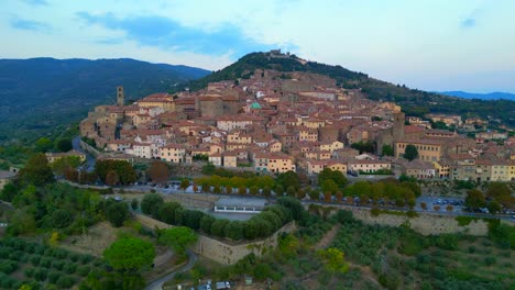 mejor vista aérea desde arriba vuelo ciudad histórica de la colina de cortona toscana arezzo italia