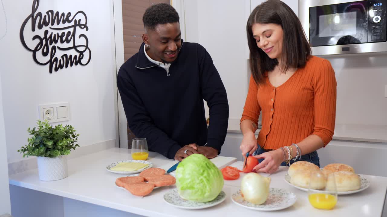 pareja preparando comida en la cocina