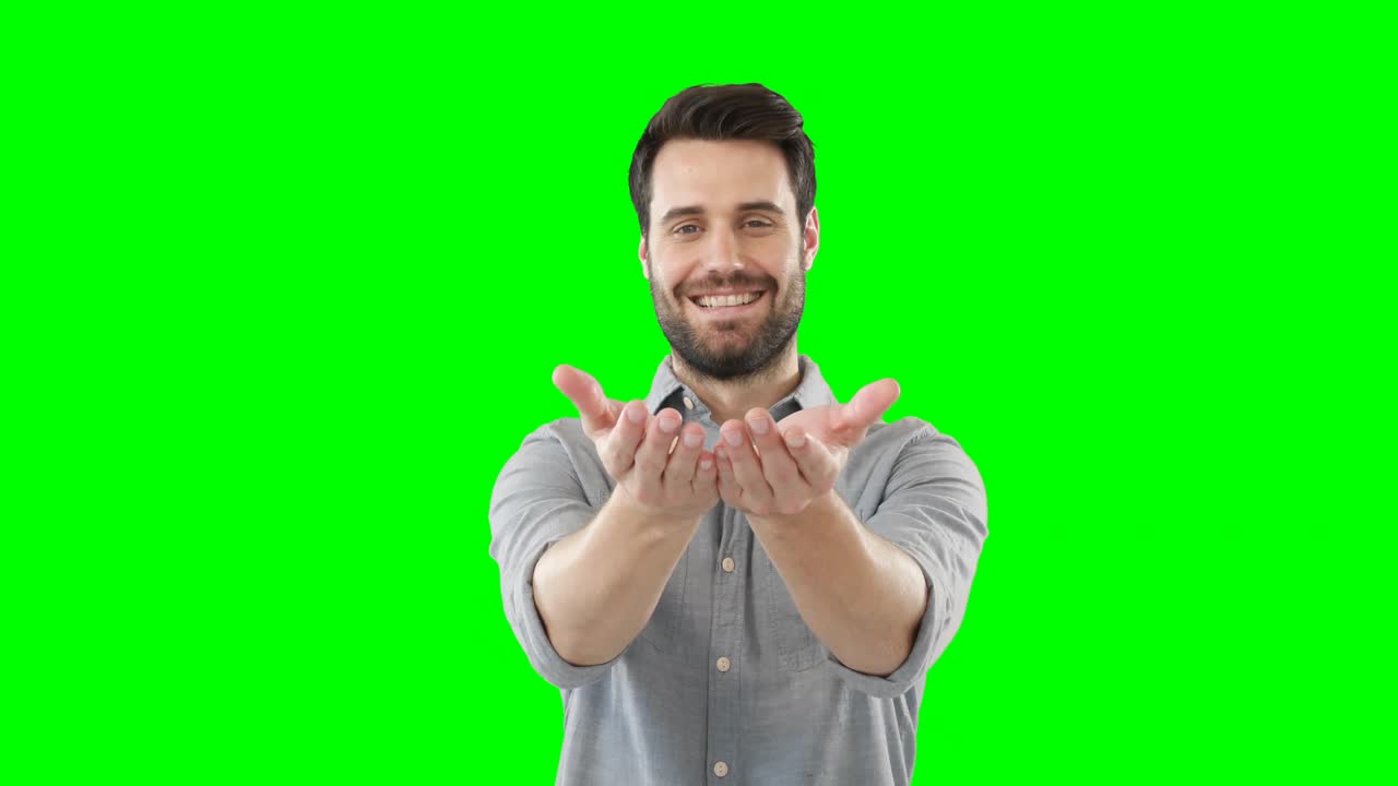 hombre de pie con las manos cubiertas