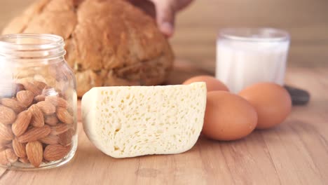 desayuno o almuerzo saludable con pan, queso, almendras, leche y huevos