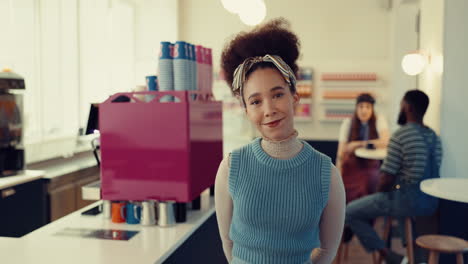 Feliz,-Cara-Y-Mujer-Joven-En-Una-Cafetería.