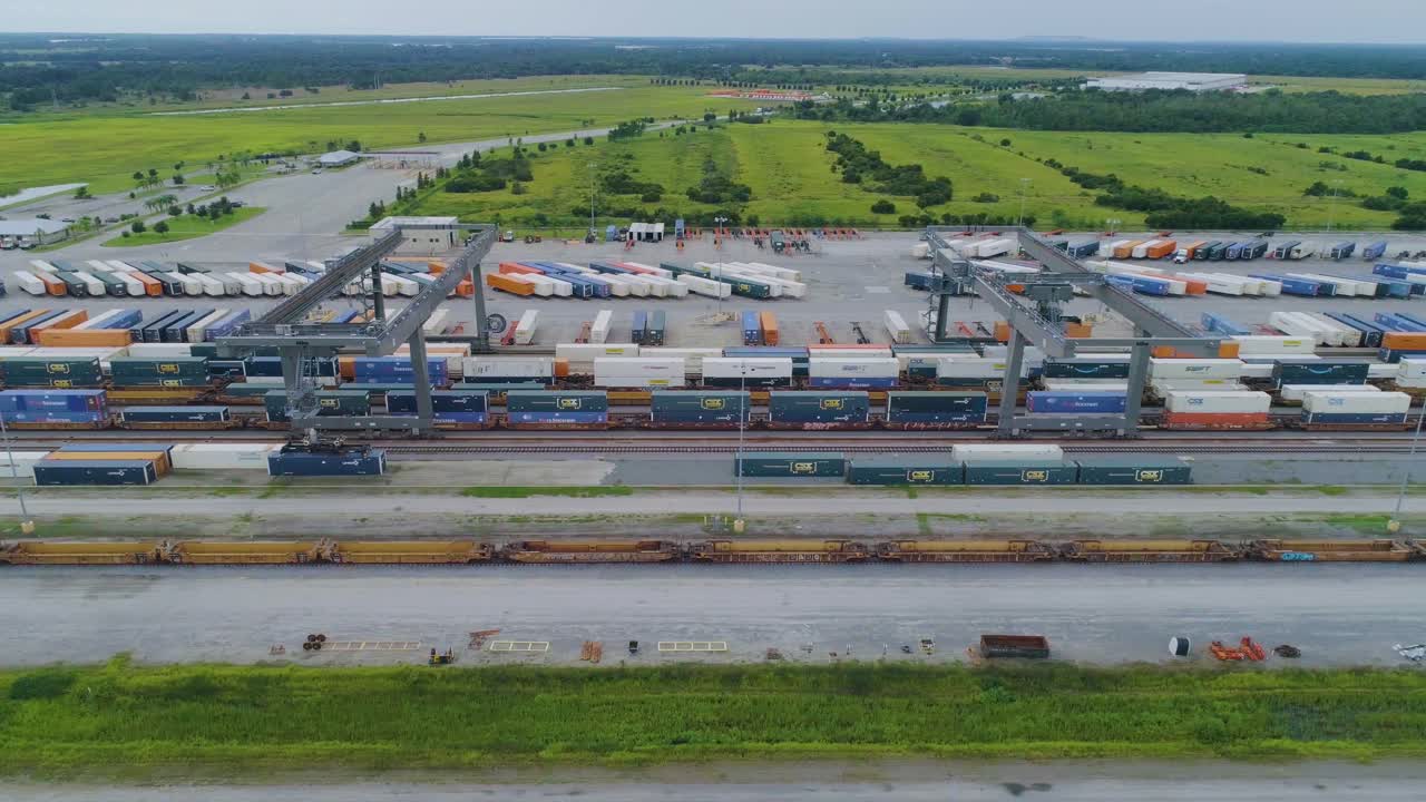 video de drones de 4k de trenes y camiones en el patio de trenes intermodales csx en winter haven, florida