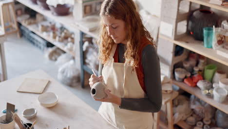 keramik, kunst und design frau künstlerin in einem zuhause