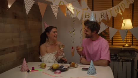 pareja celebrando su cumpleaños en casa