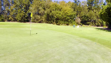bola de golf moviéndose hacia el agujero