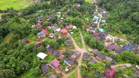 vista aérea de la aldea de la tribu karen en chiang mai y granjas de terrazas en la ladera