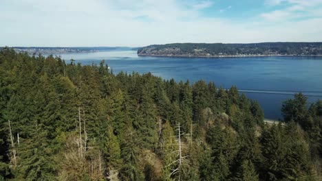 Vista-Aérea-Del-Denso-Bosque-Verde-En-El-Parque-Point-Defiance-Con-Vistas-A-Puget-Sound-En-Tacoma,-Washington,-Estados-Unidos