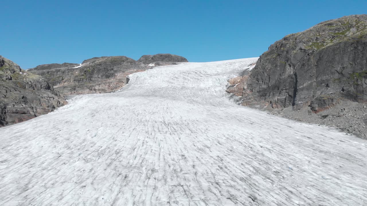 antena: hermosa capa de hielo del glaciar, paisaje alpino congelado del glaciar hardanger