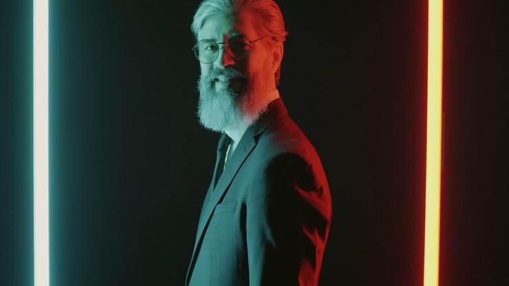 Uomo d'affari anziano elegante nella luce al neon