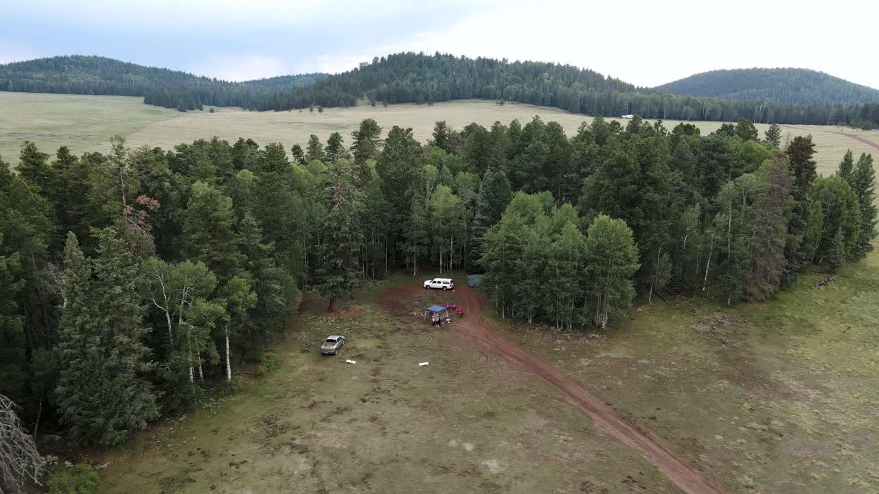 미국 애리조나 주 그린 봉우리에서 캠핑하는 여행자 텐트 - 드론 샷
