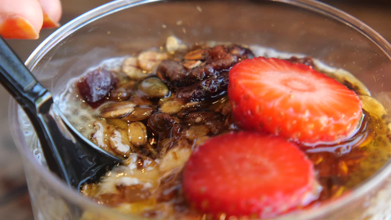 건강한 치아 푸딩과 딸기와 그라놀라