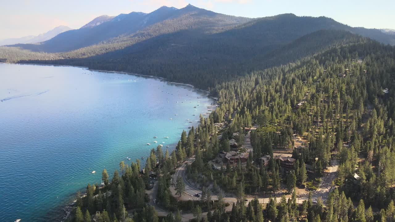 Drone voando em direção a McKinney Rubicon Trailhead enquanto as sombras dançam pela crista
