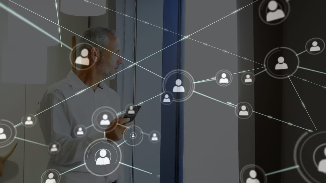 animación de la red de conexiones a través de empresario caucásico usando teléfono inteligente en la oficina