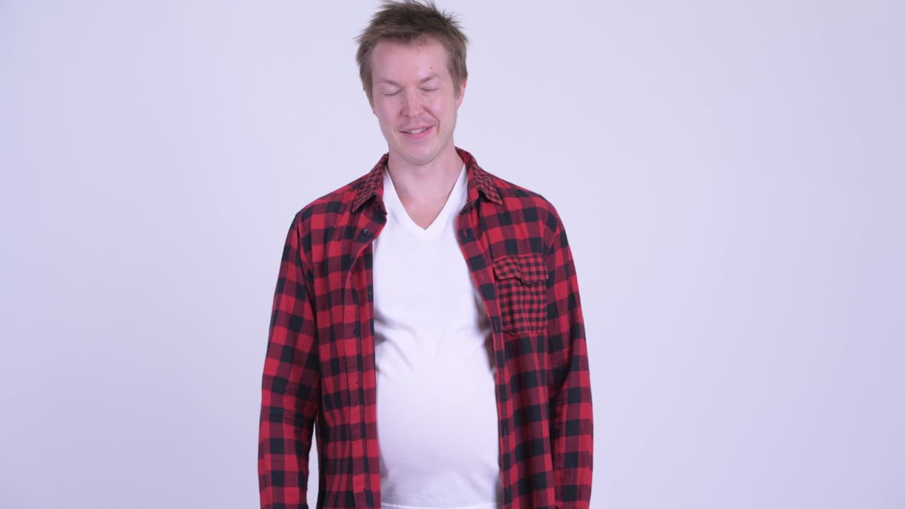 un joven hipster con una gran barriga.