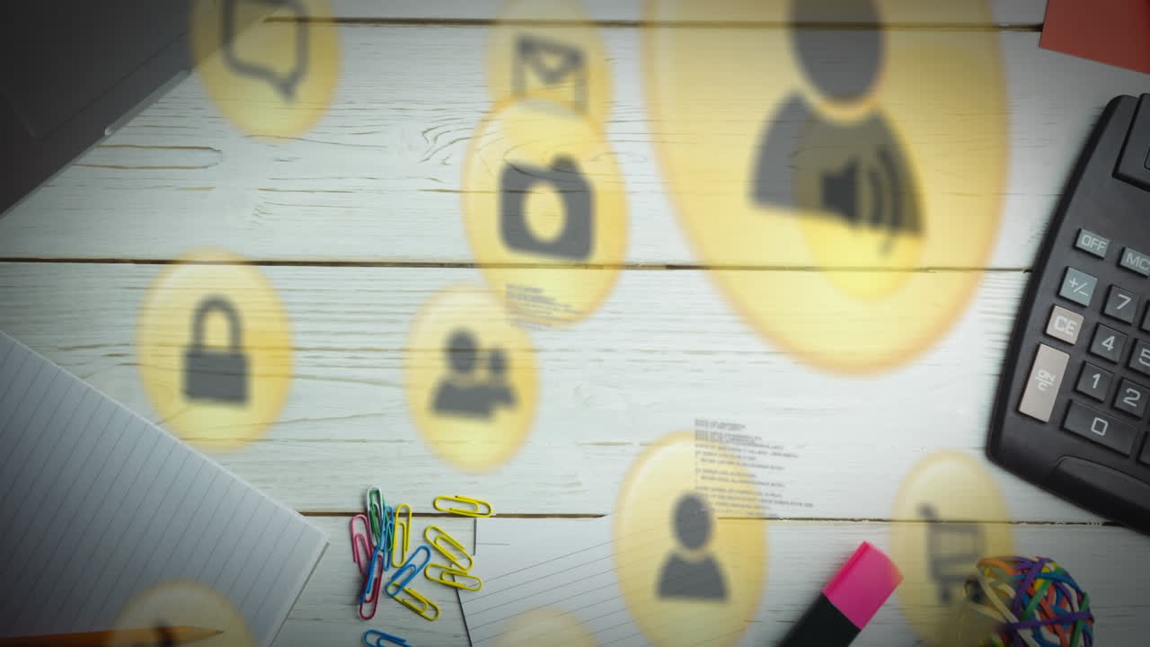 Animation de multiples icônes numériques sur un gros plan d'équipement de bureau sur une table en bois