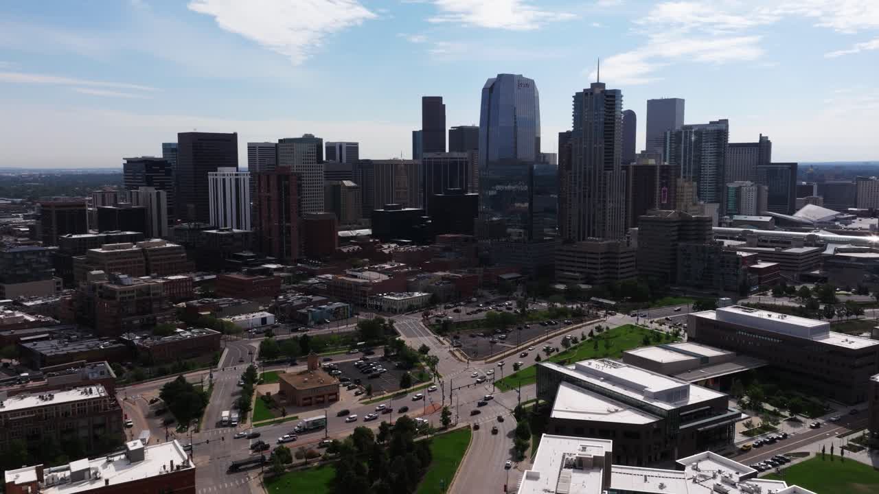 Ripresa aerea con drone del centro di Denver con edifici e strade circostanti