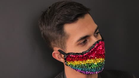 modelo latino con una máscara facial de lentejuelas arcoíris