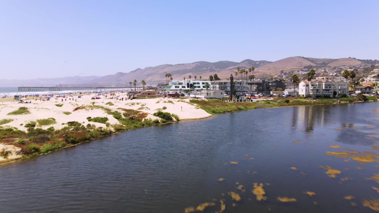 캘리포니아 피스모 비치에 있는 주차장과 리조트의 훌륭한 공중 촬영