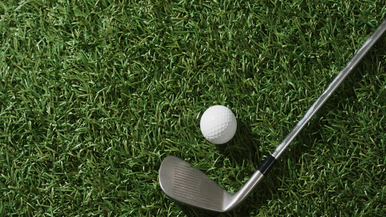Primo piano di mazza da golf e pallina sull'erba, spazio per il testo, rallentatore