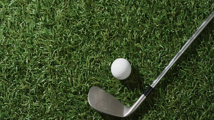 Primo piano di mazza da golf e pallina sull'erba, spazio per il testo, rallentatore
