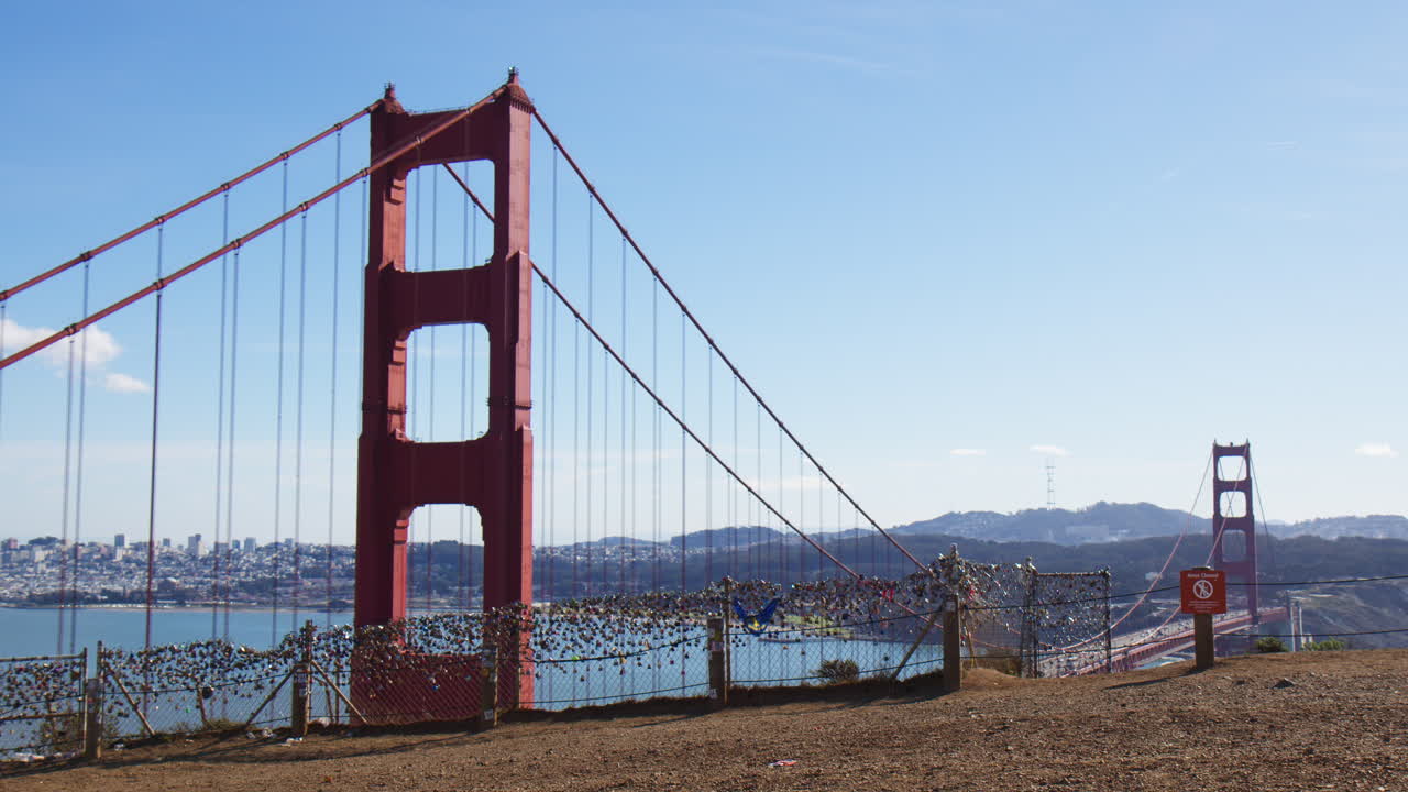 cerraduras de amor - representación del amor duradero entre parejas - puente golden gate, san francisco, california - toma amplia