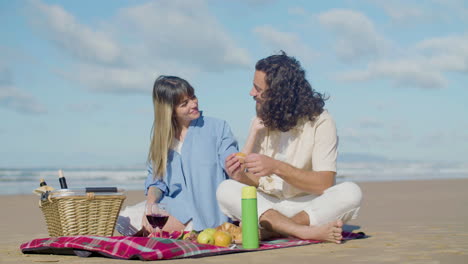 Schönes-Junges-Paar-Beim-Picknick-Am-Strand