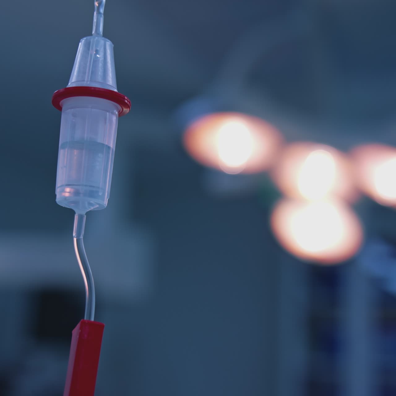 Contagocce con medicinale sullo sfondo di una clinica medica