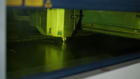 máquina de corte por láser en acción