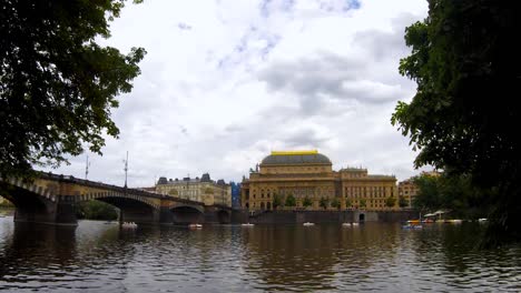 Divaldo-Prague-theatre,-time-lapse-summer-day