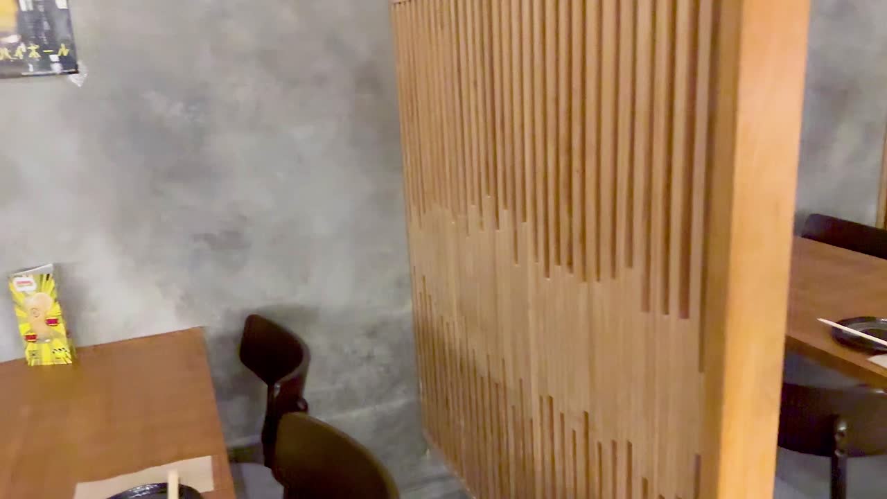 mesas vacías para cenar en un restaurante