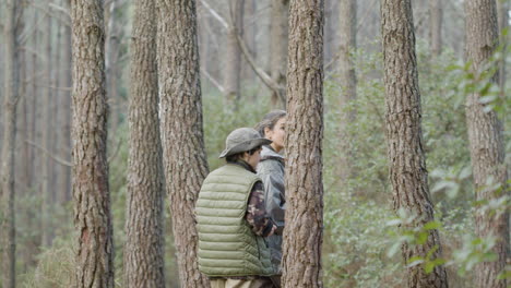 Kleiner-Junge-Und-Seine-Mutter,-Die-Im-Wald-Spazieren-Gehen-Und-Fotos-Von-Wildtieren-Machen